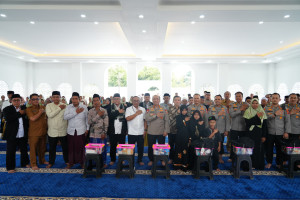 Wakapolri Serahkan Santunan Anak Yatim dan Bansos di SMA Kemala Taruna Bhayangkara Bogor