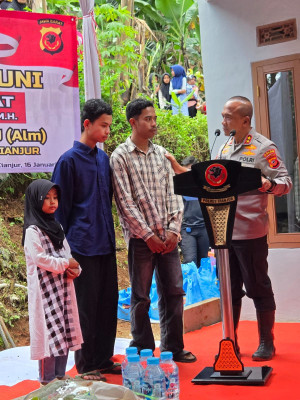 Kapolda Jabar Resmikan Renovasi Rumah Tidak Layak Huni Untuk Anak – Anak Yatim Piatu di Kabupaten Cianjur