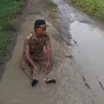 Jalan Rusak Bertahun-tahun Tak Tersentuh, Kades Ngepringan Turun Langsung Protes Demi Keselamatan Warga