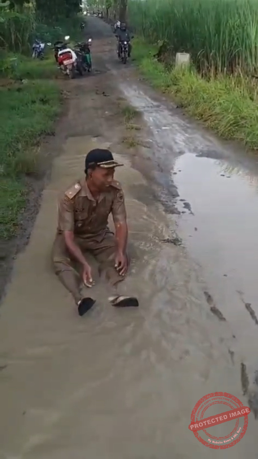 Jalan Rusak Bertahun-tahun Tak Tersentuh, Kades Ngepringan Turun Langsung Protes Demi Keselamatan Warga