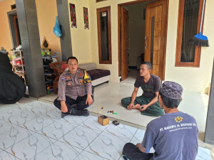 Bhabinkamtibmas Giat Sambangi warga