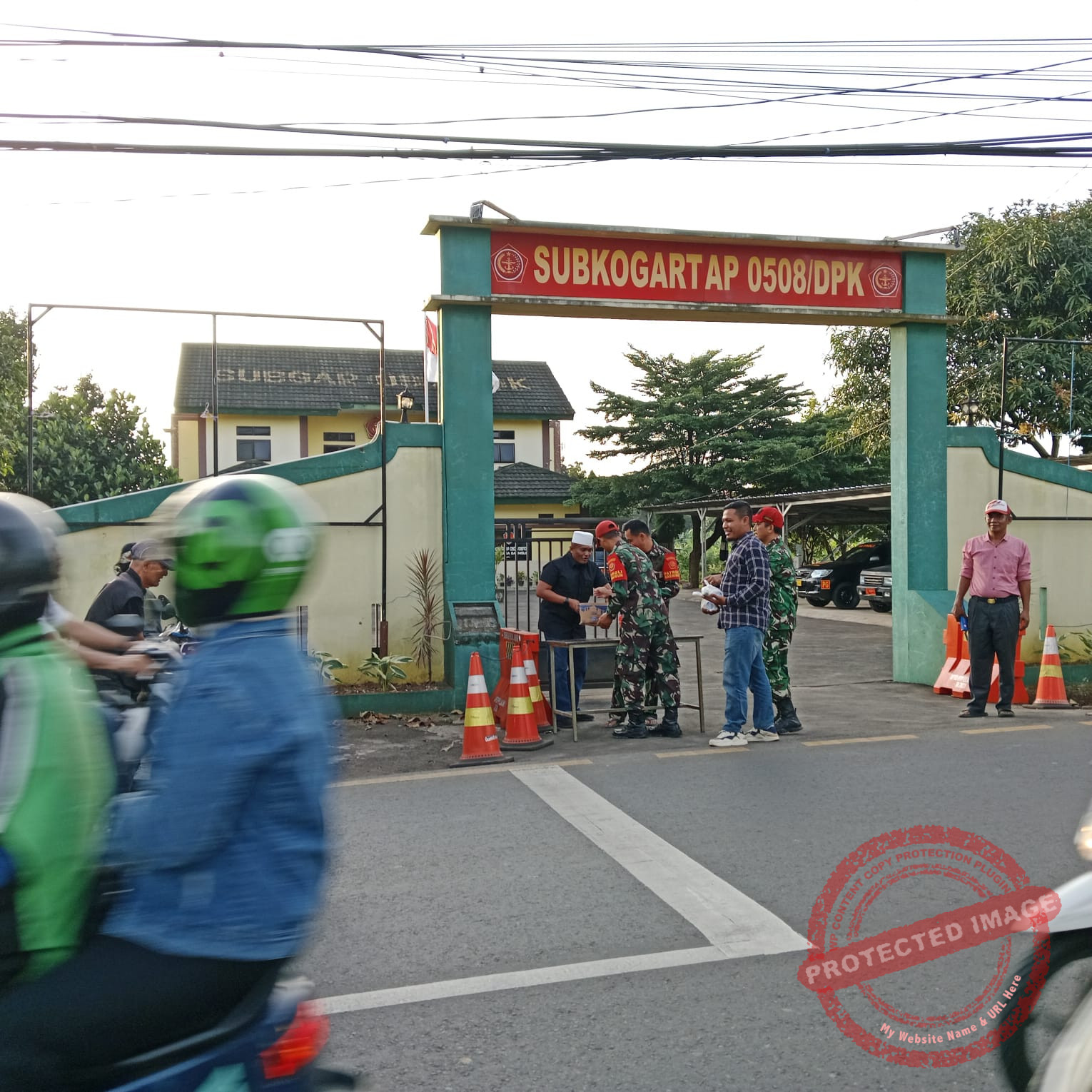 Kegiatan Mayor Temmy Adhytama dan jajaran berbagi Takjil menjelang buka puasa