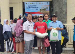 1817 Kepala Keluarga di Kelurahan Sukamaju Baru Menerima Bantuan Pangan Dari Pemerintah