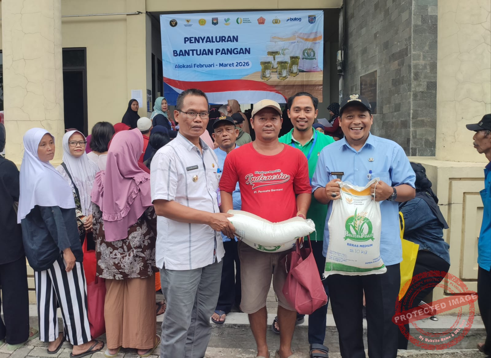 1817 Kepala Keluarga di Kelurahan Sukamaju Baru Menerima Bantuan Pangan Dari Pemerintah